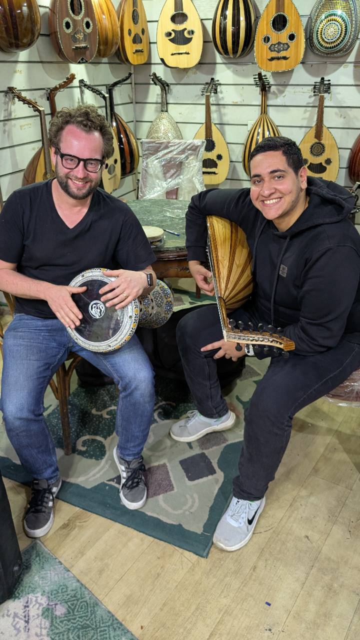 Peter Roth-Westdickenberg mit arabischen Instrumenten in Alexandria