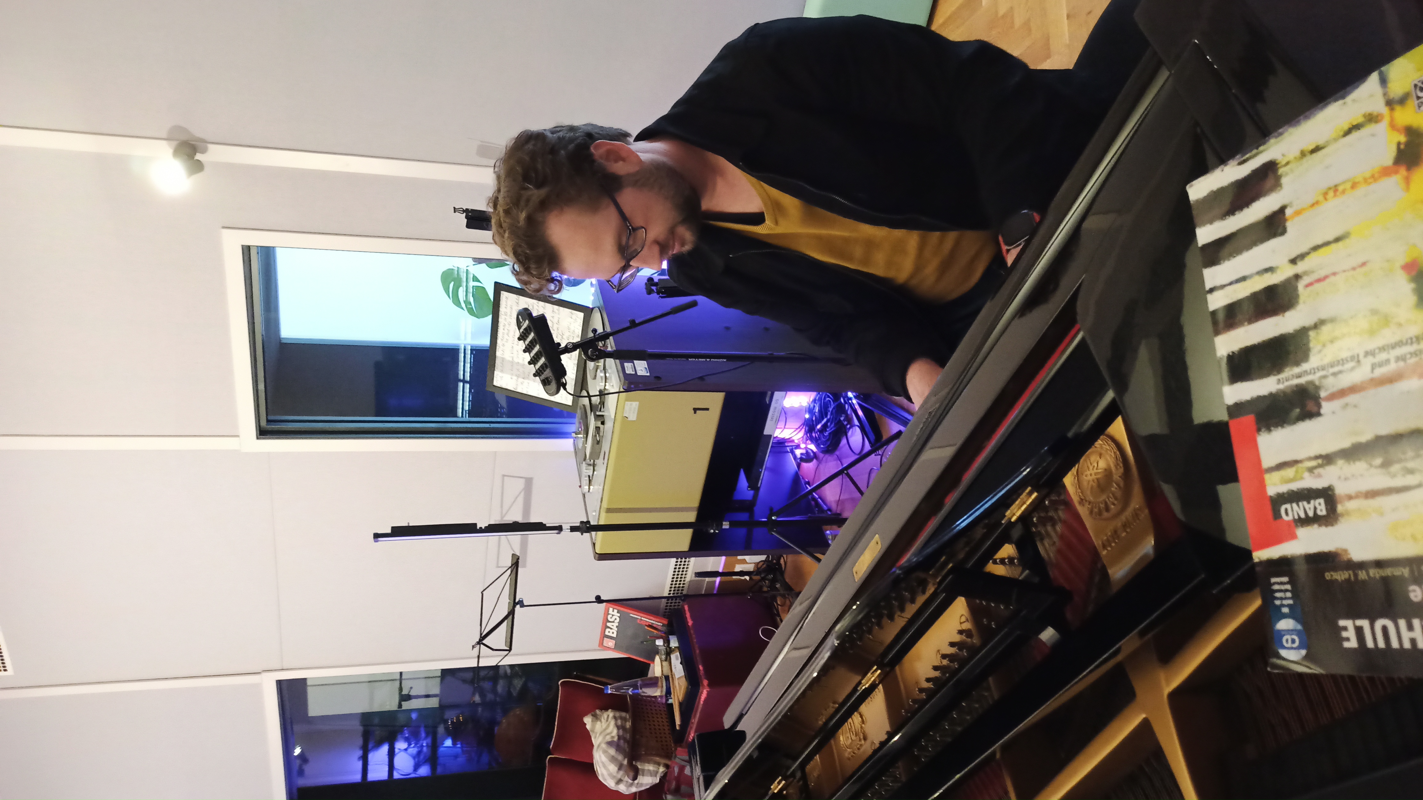 Peter Roth-Westdickenberg im Studio am Flügel